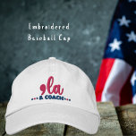 Comma La & Coach Kamala Harris Tim Walz Bestickte Baseballkappe<br><div class="desc">Mit diesem modischen bestickten Baskenkopfdesign unterstützen Sie Kamala Harris und Tim Walz. Mit einem Komma und "la", um lassen, jeder weiß, wie Kamalas Name und COACH auszusprechen ist, ein Spitzname für Tim Walz. Diese bestickte Basballkappe zeigt Ihre Unterstützung für Kamala Harris und Tim Walz für Präsident und VP bei den...</div>
