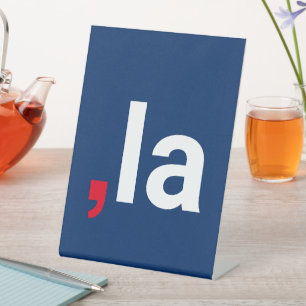 Comma La kamala lustige Aussprache rot-blau Sockelschild