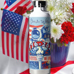 Commemorative 1776-2026 USA Personalized Trinkflasche<br><div class="desc">This intricate design honors the 250th anniversary of the United States by weaving together the defining faces and milestones of American history. From the founding leadership of George Washington to the courage of Harriet Tubman and the unity of Abraham Lincoln, this artwork serves as a visual timeline of the US...</div>