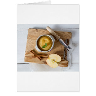 Compote de pommes à la cannelle dans un bol en grè