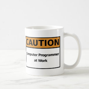 Computerprogrammierer bei der Arbeit Kaffeetasse