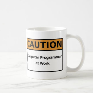 Computerprogrammierer bei der Arbeit Kaffeetasse