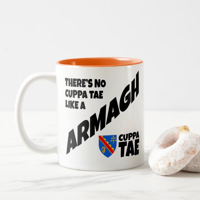 Comté Armagh Irlande Mug à café à deux tons (Avec donut)