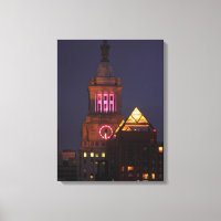 Con Edison Uhrturm beleuchtet in Pink bei Twilight