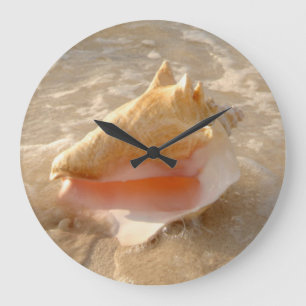 Conch Shell In Sand On Tropical Beach Große Wanduhr