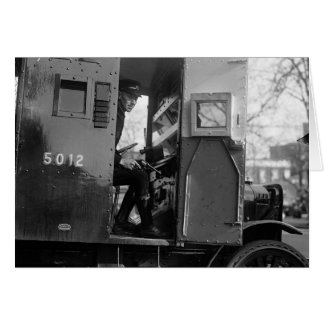Conducteur de voiture blindée avec pistolet, 1925