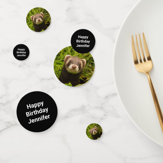 Confettis Ferret Brown dans l'herbe Photo Anniversaire (Groupe)
