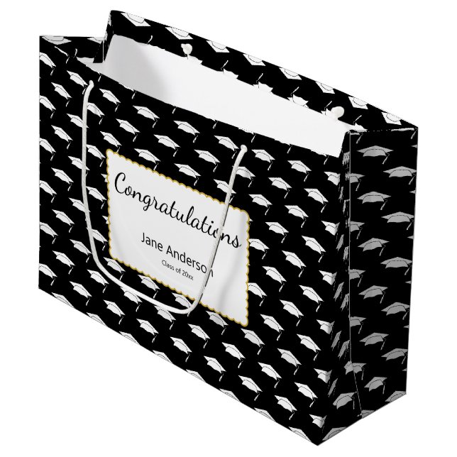 Congratulations Grad Name Black White Graduate Cap Große Geschenktüte (Vorderseite Schrägansicht)