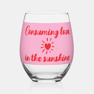Consommer l'amour dans le verre de vin au soleil