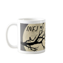 "Contemplant la tasse de café de la grande