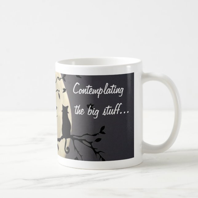 "Contemplant la tasse de café de la grande (Droite)