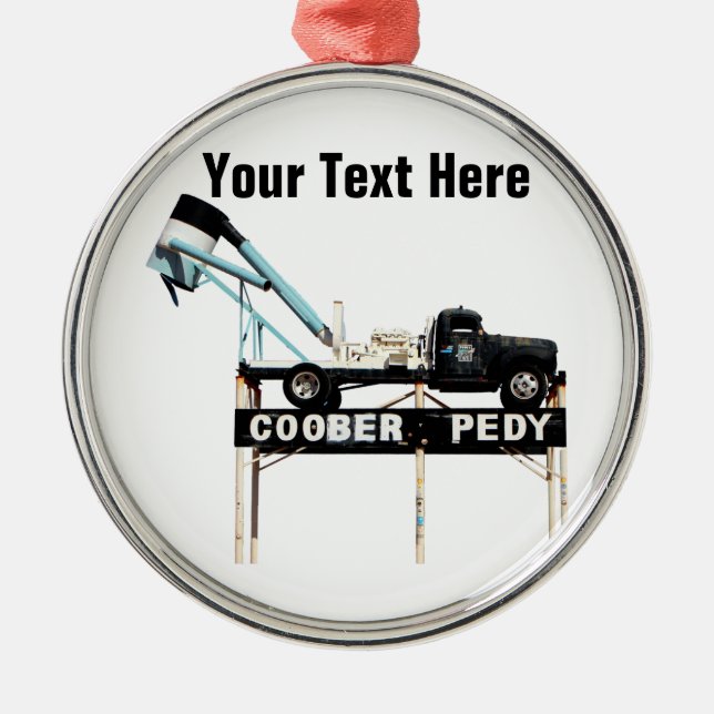 Coober Pedy Opal Mining Truck Begrüßungszeichen Silbernes Ornament (Vorne)