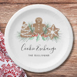 Cookie Exchange Pappteller<br><div class="desc">Diese Papiertafel des Cookie Exchange-Party ist mit Aquarellkeksen,  festlichem Grün und Beeren dekoriert. Einfach anpassbar. Weil wir unsere Kunstwerke erstellen,  werden Sie dieses exakte Bild von anderen Designern nicht finden. Original Wasserfarbe © Michele Davies.</div>