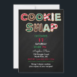Cookie Swap Weihnachtskekse Red Green Chalkboard Einladung<br><div class="desc">Cookie Swap in Cookies ausgeschrieben. Hintergrund der Tafel</div>