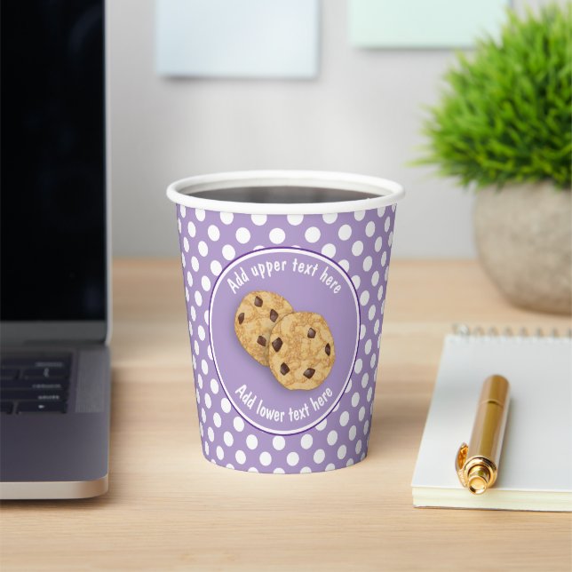 Cookie Zeit Ihr Text auf niedlich gepunktetem Lich Pappbecher (InSitu)