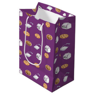 Cookies und Milch auf lila Mittlere Geschenktüte