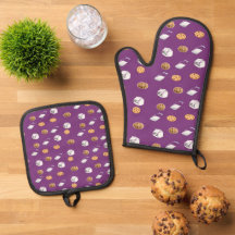 Cookies und Milch auf lila
