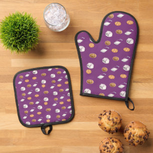 Cookies und Milch auf lila Ofenhandschuh & Topflappen-Set