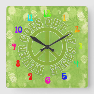 Cool and Groovy Peace Never Goes out Of Style Quadratische Wanduhr