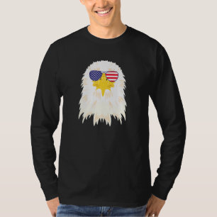 Cool Bald Adler mit US-Flaggensonnenbrille T-Shirt