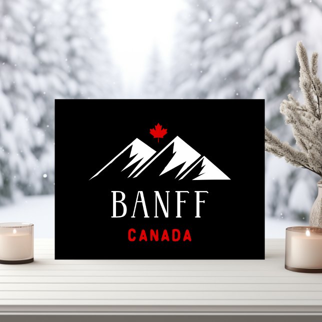 Cool Banff Canada Mountains Maple Leaf Dunkle Farb Postkarte (Von Creator hochgeladen)