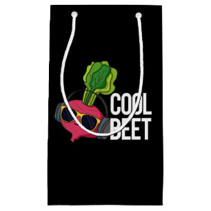 Cool Beet Funny Veggie Pun Dark BG Kleine Geschenktüte