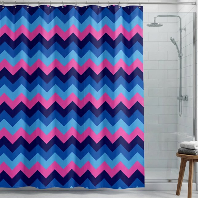 Cool-Blau-Rosa-Zickzack Muster Duschvorhang (Cool Blue Pink Chevron Pattern Shower Curtain hanging in shower in a bathroom.)