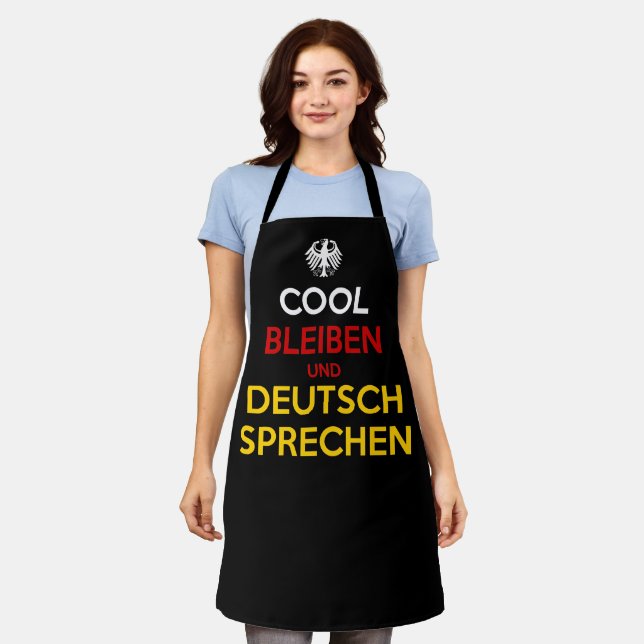 Cool Bleiben und Deutsch Sprechen Schürze (Getragen)