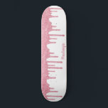 Cool Glam Pink Sparkle Drilling Glitzer Skateboard<br><div class="desc">Girly Cool Blush Pink Sparkle Dripping Glitzer Skateboard mit Imitate Glitzer Tropfen und Ihrem personalisierten Namen auf einem schicken weißen Hintergrund. Einfach zu anpassen und perfekt für Ihre Glitzer Ästhetik. Bitte kontaktieren Sie uns unter cedarandstring@gmail.com ,  wenn Sie Hilfe beim Design benötigen.</div>