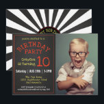 Cool Kids Foto Chalkboard Geburtstagsparty Einladung<br><div class="desc">Eine trendige Chalkboard Geburtstagsfeier,  die ein Foto Ihres Kindes beinhaltet,  personalisieren Sie diese Einladung mit den Party Ihres Kindes. Ersetzen Sie einfach das Beispielbild durch Ihr gewünschtes Foto oder ein anderes Foto und bearbeiten Sie die Party-Details.</div>