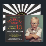 Cool Kids Foto Chalkboard Geburtstagsparty Einladung<br><div class="desc">Eine trendige Chalkboard Geburtstagsfeier, die ein Foto Ihres Kindes beinhaltet, personalisieren Sie diese Einladung mit den Party Ihres Kindes. Ersetzen Sie einfach das Beispielbild durch Ihr gewünschtes Foto oder ein anderes Foto und bearbeiten Sie die Party-Details.</div>