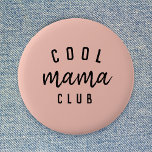 Cool Mama Club | Modern Peachy Pink Mother Day Button<br><div class="desc">Einfaches, stilvolles "cool Mama Club", individuelles Zitat-Kunstdesign in moderner minimalistischer Typografie mit einem trendigen, handgeschriebenen Script-Schriftart auf pachy rosa pastellfarbenem Hintergrund. Das perfekte Geschenk für Ihre coole Mutter zum Geburtstag oder Muttertag! Der Slogan kann leicht mit Ihrem eigenen Design personalisiert werden, z.B. können Sie den Slogan in "coolen Moms Club"...</div>