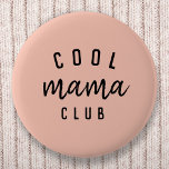 Cool Mama Club | Modern Peachy Pink Mother Day Button<br><div class="desc">Einfaches, stilvolles "cool Mama Club", individuelles Zitat-Kunstdesign in moderner minimalistischer Typografie mit einem trendigen, handgeschriebenen Script-Schriftart auf pachy rosa pastellfarbenem Hintergrund. Das perfekte Geschenk für Ihre coole Mutter zum Geburtstag oder Muttertag! Der Slogan kann leicht mit Ihrem eigenen Design personalisiert werden, z.B. können Sie den Slogan in "coolen Moms Club"...</div>