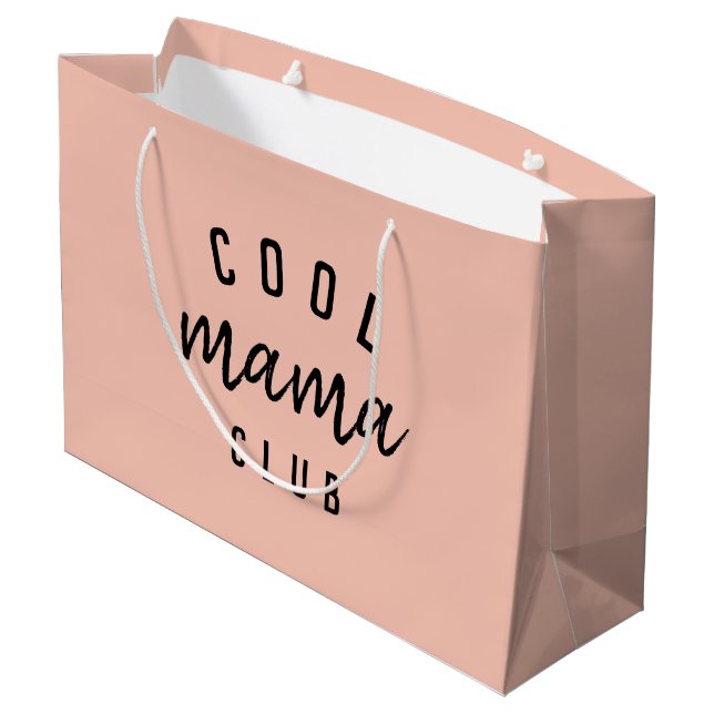 Cool Mama Club | Modern Peachy Pink Mother Day Große Geschenktüte (Rückseite Schrägansicht)