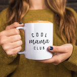 Cool Mama Club | Moderner Tag der Mama Muttertag Kaffeetasse<br><div class="desc">Einfaches,  stilvolles "cool Mama Club"-Design in moderner minimalistischer Typografie mit einem handgeschriebenen Schriftart. Das perfekte Geschenk für Ihre coole Mutter zum Geburtstag oder Muttertag! Der Slogan kann leicht mit Ihrem eigenen Design personalisiert werden,  Sie können den Slogan in "cool Moms Club" oder "Fun Mama Club" usw. ändern,  ganz vielseitig!</div>