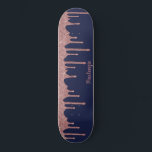 Cool Navy Blue Rose Gold Glitzer Sparkone Tropfen Skateboard<br><div class="desc">Girly Cool Navy Blue und Pink Rose Gold Glitzer Sparkle Tropfen Skateboard mit Imitate Glitzer Tropfen und Ihrem personalisierten Namen auf einem schicken marineblau Hintergrund. Einfach zu anpassen und perfekt für Ihre Glitzer Ästhetik.</div>