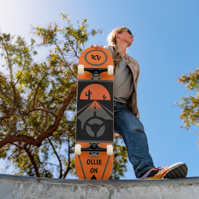 Cool Orange/Blk Monogrammed "Ollie On" Skateboard (Außenbereich 1)