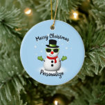 Cool Snowman Adorable Smirk Weihnachtsmann persona Keramik Ornament<br><div class="desc">Merry Xmas - Illustration eines coolen Schneemanns mit grüner Sonnenbrille und Handschuhen,  rotem Schal und schwarzem Top-Hut. Individuelle hellblaue Ornament Farbe und Text Happy Holidays.</div>