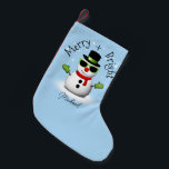 Cool Snowman Merry Bright Weihnachts-Individuelle  Kleiner Weihnachtsstrumpf<br><div class="desc">Cool Snowman Frohe Weihnachten Winter Individuelle Name Urlaub Strumpf. Stellen Sie sich niedliche Zuhause Décor für Ihren Urlaub zusammen. Illustration eines coolen Schneemanns mit grüner Sonnenbrille und Handschuhen,  rotem Schal und schwarzem Top Hut auf hellblau.</div>