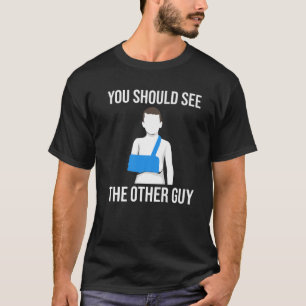 Cool sollten Sie den anderen Typ mit einem brachen T-Shirt