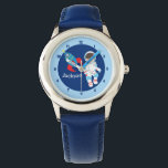 Cool Space Astronaut Boy Armbanduhr<br><div class="desc">Cooles Raketenschiff und Astronaut im Weltraum beobachten einen kleinen Jungen. Passen Sie diese phantastische blaue Uhr mit dem Namen Ihres Kindes oder einem anderen Text unter dem niedlichen blauen und roten Raumschiff neben dem im Weltraum treibenden Typ an.</div>