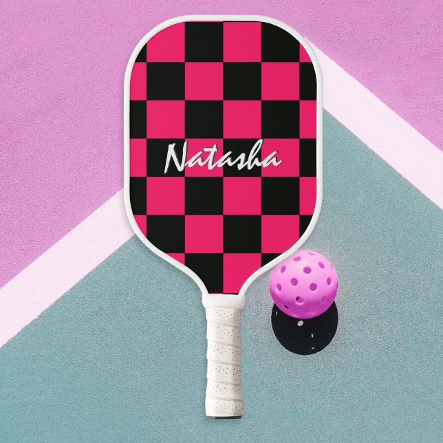 Cool Stilvoll Hot Pink Black Checkered Gemustert Pickleball Schläger (A personalized pickleball paddle, with an eye-catching hot pink and black check pattern)