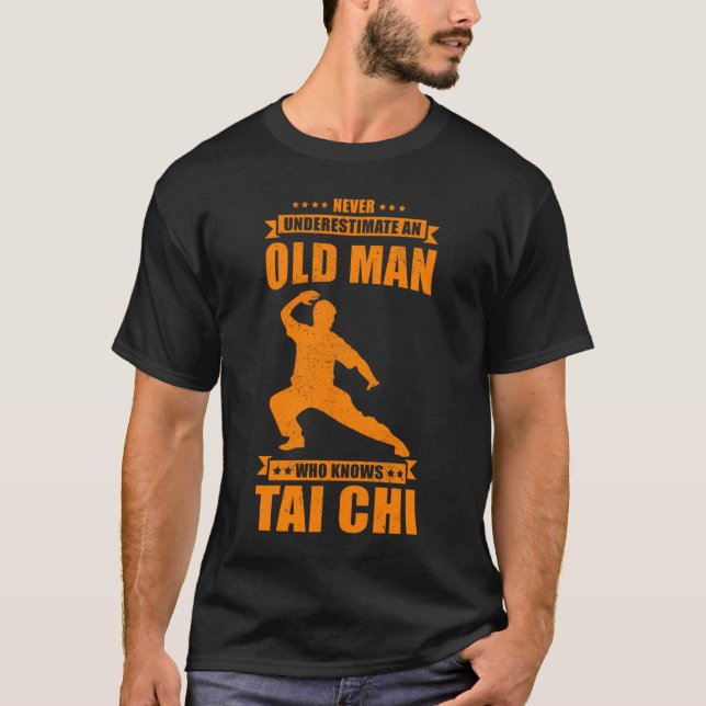 Cool Tai Chi  For Men  Never Underestimate Old Man T-Shirt (Vorderseite)