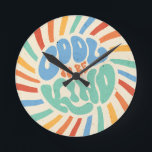 COOL, Vintage Pop-Art-Uhr zu sein Runde Wanduhr<br><div class="desc">Dieses Kissen hat ein Pop-Art-Ambiente mit fröhlichen Farben und Typografie. Der Typ lautet: "COOL ZU SEIN KIND." Das Design wurde um einen Vintag-grunge-Effekt ergänzt,  der ihm ein abgenutztes,  Retro- und Vintages Aussehen verleiht.</div>