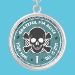 Coole benutzerdefinierte NA-Erholung Skull-Medalli Versilberte Kette<br><div class="desc">Unsere Erholung Medallion Schlüsselanhänger sind ein perfekter Weg, um einen Sobriety Geburtstag oder Erholung Jahrestag zu erkennen, weil sie etwas bieten, das Massen produzierte Medaillons Schlüsselanhänger einfach nicht... die Möglichkeit zu personalisieren! Lassen Sie sie sich durch personalisierte Gaben einzigartig und geschätzt fühlen. Geben Sie einen Namen, Erholung und Dauer der...</div>