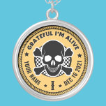 Coole benutzerdefinierte NA-Erholung Skull-Medalli Versilberte Kette<br><div class="desc">Unsere Erholung Medallion Schlüsselanhänger sind ein perfekter Weg, um einen Sobriety Geburtstag oder Erholung Jahrestag zu erkennen, weil sie etwas bieten, das Massen produzierte Medaillons Schlüsselanhänger einfach nicht... die Möglichkeit zu personalisieren! Lassen Sie sie sich durch personalisierte Gaben einzigartig und geschätzt fühlen. Geben Sie einen Namen, Erholung und Dauer der...</div>