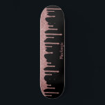 Coole Black Pink Rose Gold Glitzer Sparkone Tropfe Skateboard<br><div class="desc">Girly Cool Pink Rose Gold Glitzer Sparkle Tropfen Skateboard mit Imitate Glitzer Tropfen und Ihrem personalisierten Namen auf einem schicken schwarzen Hintergrund. Einfach zu anpassen und perfekt für Ihre Glitzer Ästhetik.</div>