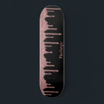 Coole Black Pink Rose Gold Glitzer Sparkone Tropfe Skateboard<br><div class="desc">Girly Cool Pink Rose Gold Glitzer Sparkle Tropfen Skateboard mit Imitate Glitzer Tropfen und Ihrem personalisierten Namen auf einem schicken schwarzen Hintergrund. Einfach zu anpassen und perfekt für Ihre Glitzer Ästhetik.</div>