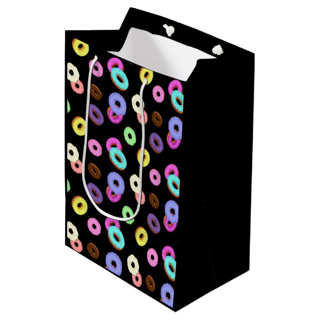 Coole, bunte Donuts schwarz Mittlere Geschenktüte (Vorderseite Schrägansicht)