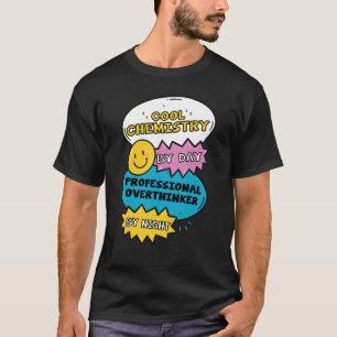 Coole Chemie bei Tag, professioneller Überdenker b T-Shirt